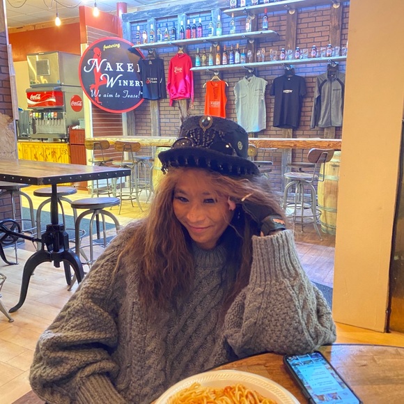 Meet your Posher, Viki - Picture 3 of 3